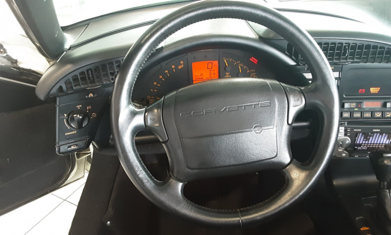 Photo 13 de l'offre de CHEVROLET CORVETTE C4 CABRIOLET LT1 V8 5.7L BLANCHE à 25900€ chez Centrale auto marché Périgueux