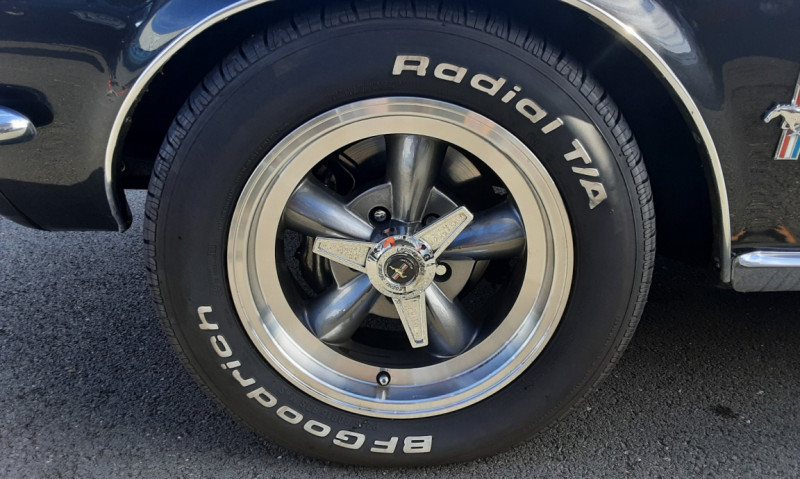 Photo 7 de l'offre de FORD MUSTANG CABRIOLET GRIS BANDES NOIRES 1967 V8 à 59990€ chez Centrale auto marché Périgueux