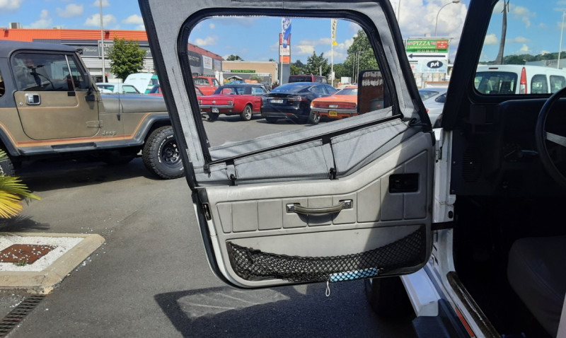 Photo 26 de l'offre de JEEP WRANGLER 4.2L 6 CYLINDRES Blanche Island Edition à 19990€ chez Centrale auto marché Périgueux