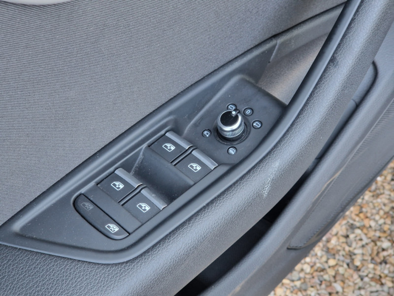 Photo 21 de l'offre de AUDI A4 AVANT 2.0 TDI ultra 150 S tronic 7 Business Line à 23990€ chez Centrale auto marché Périgueux