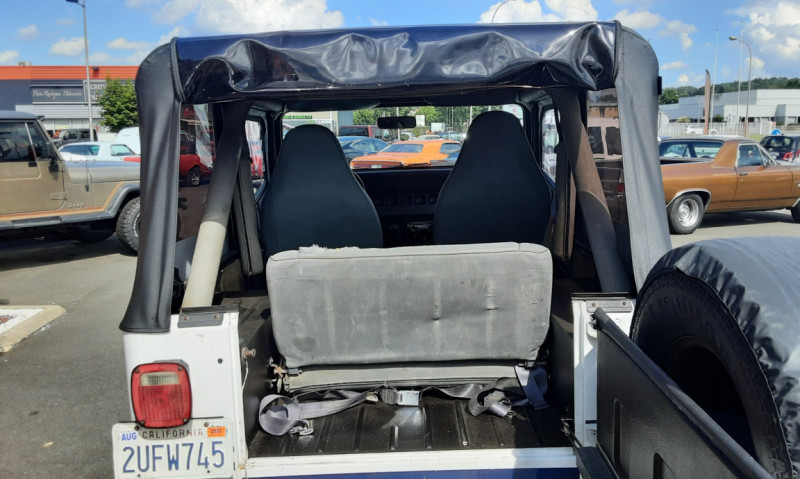 Photo 16 de l'offre de JEEP WRANGLER 4.2L 6 CYLINDRES Blanche Island Edition à 19990€ chez Centrale auto marché Périgueux