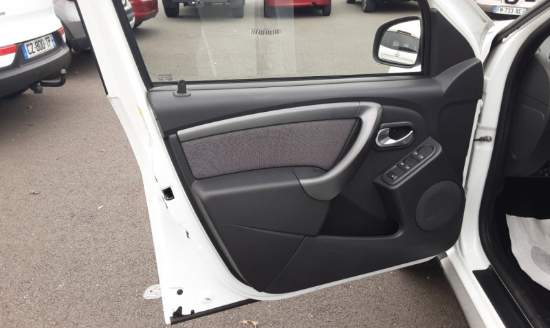 Photo 19 de l'offre de DACIA DUSTER Duster TCe 125 4x2 Black Touch à 14290€ chez Centrale auto marché Périgueux
