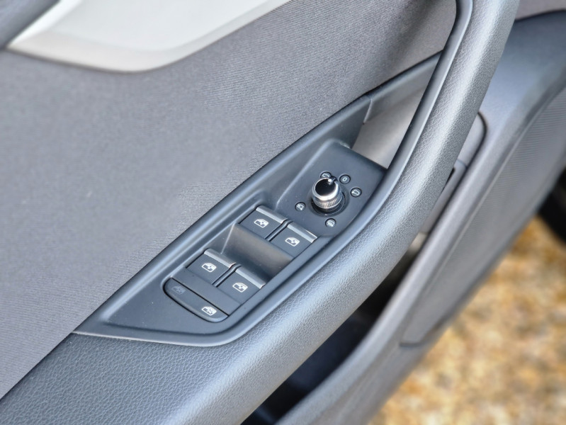 Photo 19 de l'offre de AUDI A4 AVANT 2.0 TDI ultra 150 S tronic 7 Business Line à 25990€ chez Centrale auto marché Périgueux