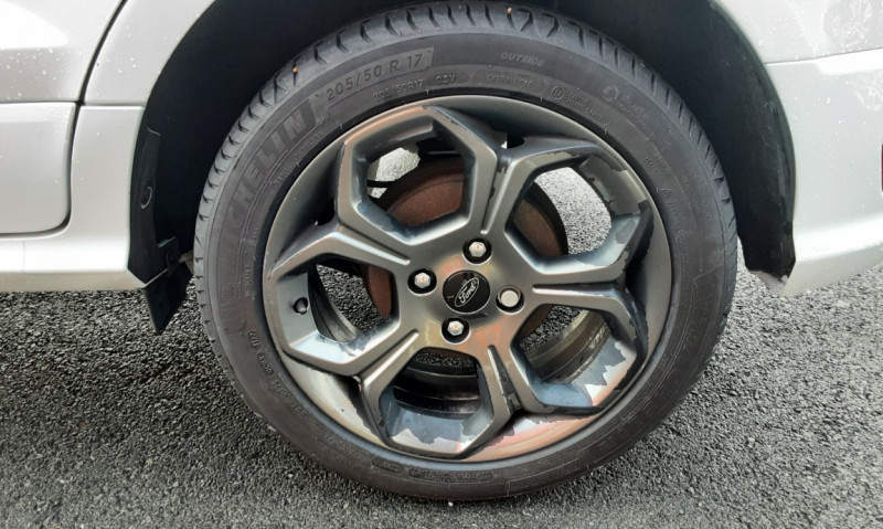 Photo 41 de l'offre de FORD ECOSPORT 1.0 EcoBoost 125ch SetS BVA6 ST-Line à 14990€ chez Centrale auto marché Périgueux