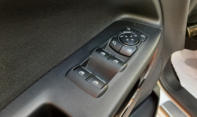 Photo 6 de l'offre de FORD ECOSPORT 1.0 EcoBoost 125ch SetS BVA6 ST-Line à 14990€ chez Centrale auto marché Périgueux