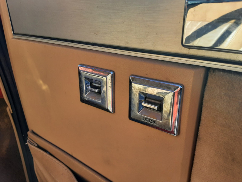 Photo 33 de l'offre de CHEVROLET C10 V8 305CI SILVERADO 5.0L 1985 à 26900€ chez Centrale auto marché Périgueux