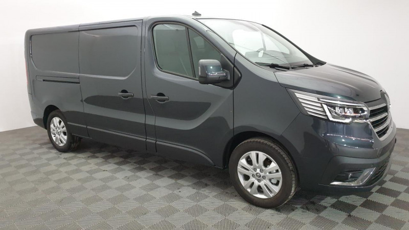 Renault TRAFIC FOURGON NOUVEAU 3000KG L2H1 2.0 BLUE DCI 150CV BVM6 GRAND CONFORT + ATTELAGE + PACK EASY LINK PLUS Diesel GRIS COMETE Occasion à vendre