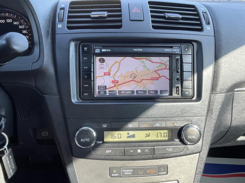 Photo 20 de l'offre de TOYOTA AVENSIS 150 D-CAT BVA LOUNGE GPS à 10990€ chez Triplo auto
