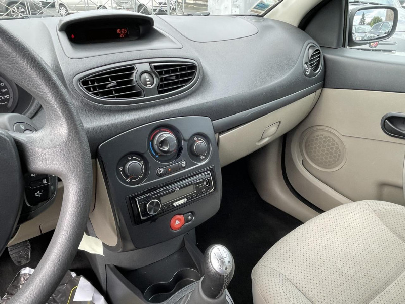 Photo 30 de l'offre de RENAULT CLIO 1.4I 98CV CONFORT PACK CLIM à 4990€ chez Triplo auto