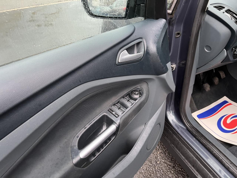 Photo 43 de l'offre de FORD C MAX 1.6 TDCI 115 TITANIUM à 7990€ chez Triplo auto