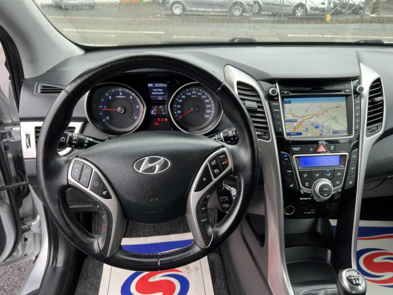 Photo 15 de l'offre de HYUNDAI I30 1.6 CRDI FAP - 110 PACK BUSINESS GPS   CAMERA AR à 10490€ chez Triplo auto