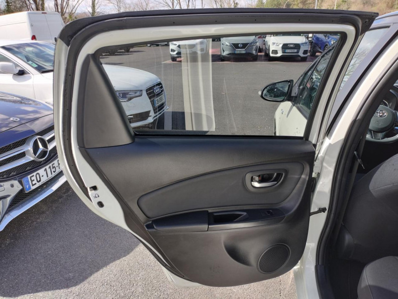 Photo 37 de l'offre de TOYOTA YARIS HYBRIDE 100H - BV E-CVT  COLLECTION CLIM à 17490€ chez Triplo auto