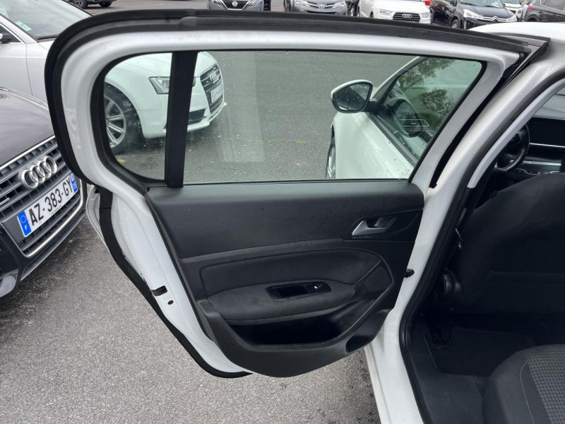 Photo 31 de l'offre de PEUGEOT 308  1.5 BLUEHDI S&S - 130 ALLURE BUSINESS GPS   CLIM à 16990€ chez Triplo auto