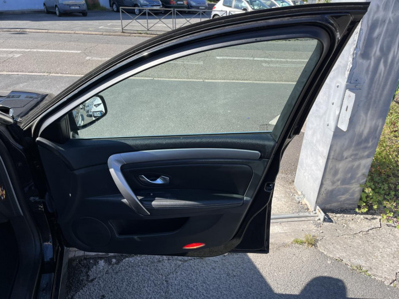 Photo 39 de l'offre de RENAULT LAGUNA ESTATE 1.5 DCI FAP - 110 - BVA BUSINES GPS   CLIM à 10490€ chez Triplo auto