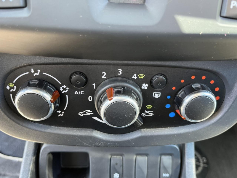 Photo 18 de l'offre de DACIA DUSTER 1.5 DCI FAP - 110 EURO 6 PRESTIGE GPS   CAMERA AR   ATTELAGE à 10990€ chez Triplo auto