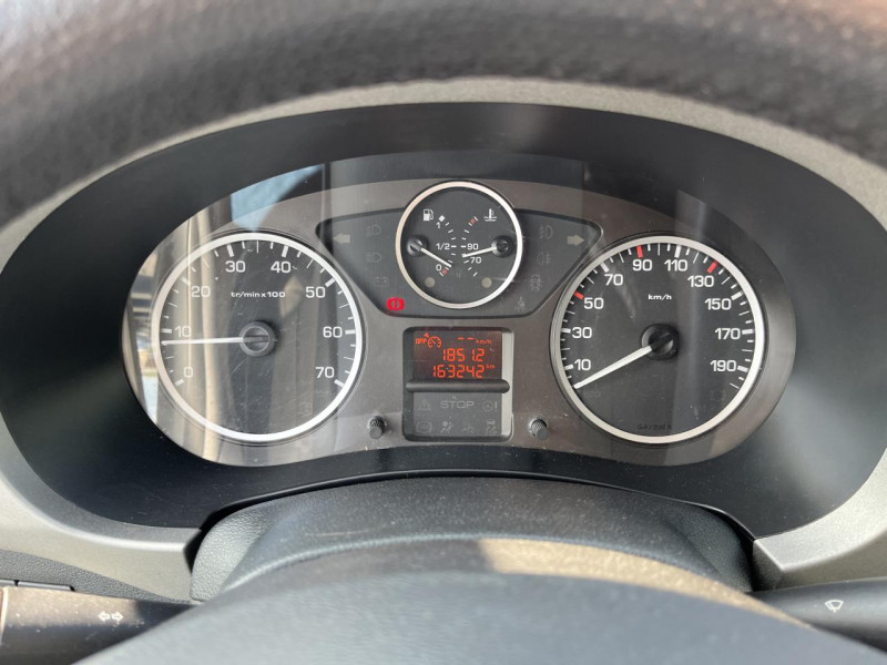 Photo 16 de l'offre de PEUGEOT PARTNER TEPEE 1.6 HDI FAP - 92 FAMILY CLIM   ATTELAGE à 8990€ chez Triplo auto