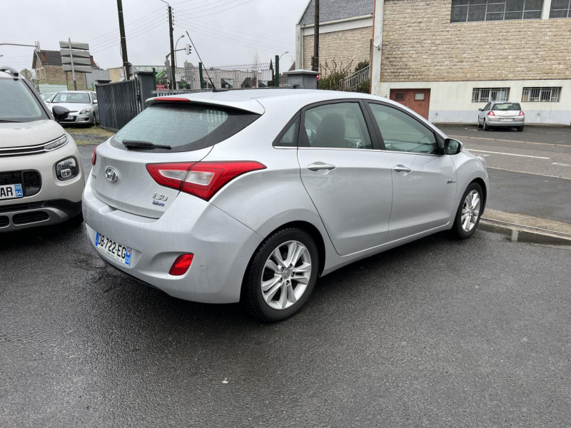 Photo 5 de l'offre de HYUNDAI I30 1.6 CRDI FAP - 110 PACK BUSINESS GPS   CAMERA AR à 10490€ chez Triplo auto