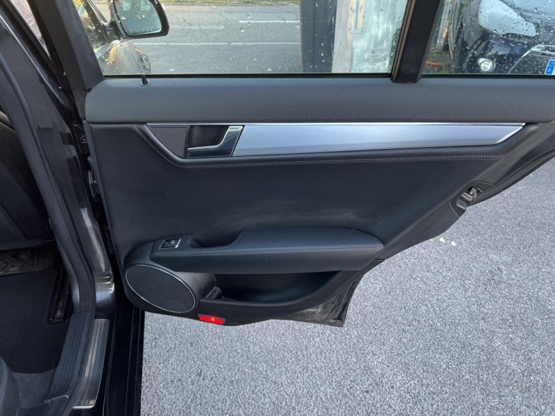 Photo 28 de l'offre de MERCEDES-BENZ CLASSE C 320 CDI 3.0 BVA ELéGANCE  TOIT OUVRANT GPS CUIR à 12490€ chez Triplo auto