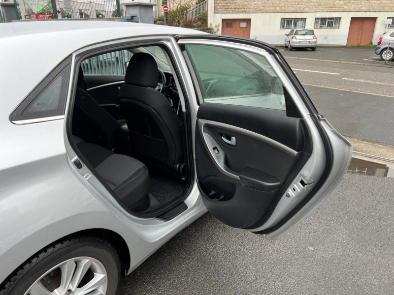 Photo 27 de l'offre de HYUNDAI I30 1.6 CRDI FAP - 110 PACK BUSINESS GPS   CAMERA AR à 10490€ chez Triplo auto