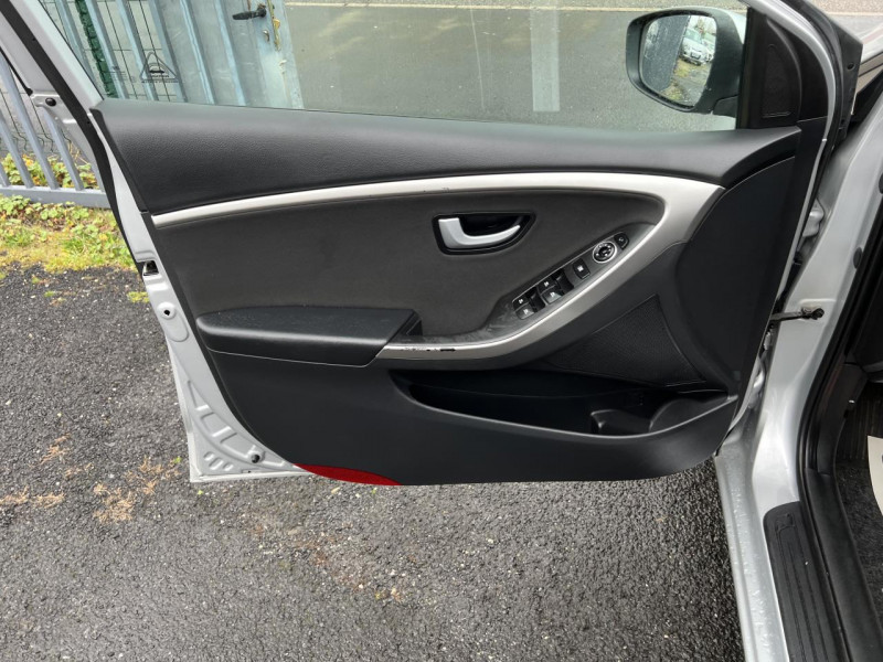Photo 42 de l'offre de HYUNDAI I30 1.6 CRDI FAP - 110 PACK BUSINESS GPS   CAMERA AR à 10490€ chez Triplo auto