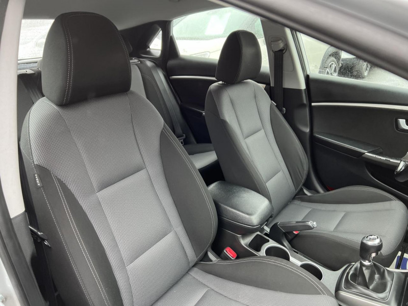 Photo 12 de l'offre de HYUNDAI I30 1.6 CRDI FAP - 110 PACK BUSINESS GPS   CAMERA AR à 10490€ chez Triplo auto