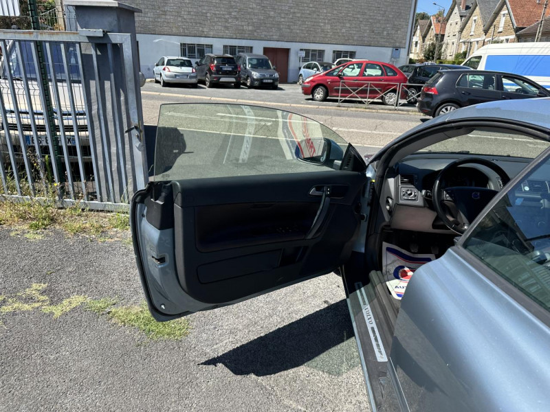 Photo 39 de l'offre de VOLVO C70 2.0 FAP - 136 COUPE CABRIOLET MOMENTUM CLIM à 11990€ chez Triplo auto