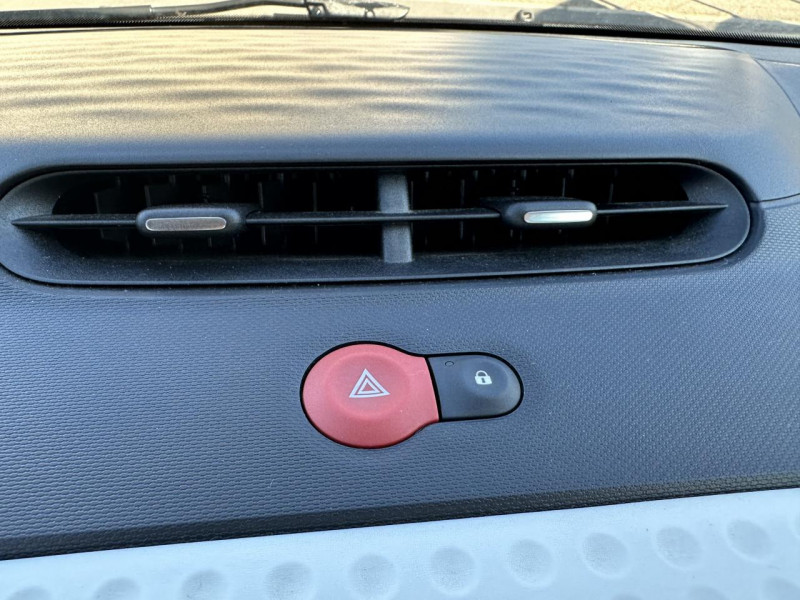 Photo 16 de l'offre de RENAULT TWINGO 0.9 TCE - 95 ZEN   CLIM à 11990€ chez Triplo auto