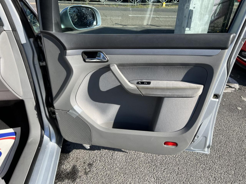 Photo 32 de l'offre de VOLKSWAGEN TOURAN 1.6 - 116 FSI CONFORT 5PL   CLIM à 6490€ chez Triplo auto