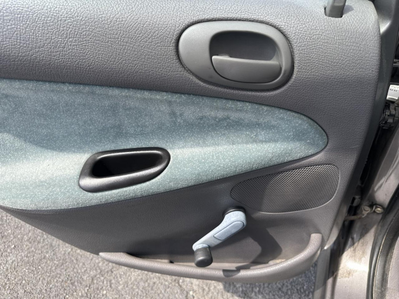Photo 37 de l'offre de PEUGEOT 206  1.4I - 75 XT PACK   CLIM à 6490€ chez Triplo auto