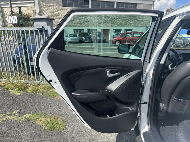 Photo 38 de l'offre de HYUNDAI IX35 2.0 CRDI - 136 4X4 PACK PREMIUM LIMITED TOIT OUVRANT   ATTELAGE à 13990€ chez Triplo auto