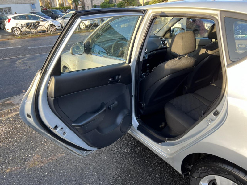 Photo 35 de l'offre de HYUNDAI I30 1.6 CRDI 115 PACK CONFORT II à 6490€ chez Triplo auto