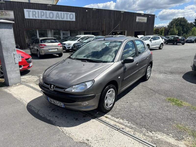 Photo 1 de l'offre de PEUGEOT 206  1.4I - 75 XT PACK   CLIM à 6490€ chez Triplo auto