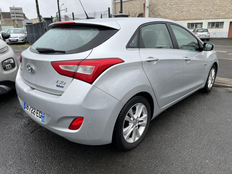 Photo 23 de l'offre de HYUNDAI I30 1.6 CRDI FAP - 110 PACK BUSINESS GPS   CAMERA AR à 10490€ chez Triplo auto