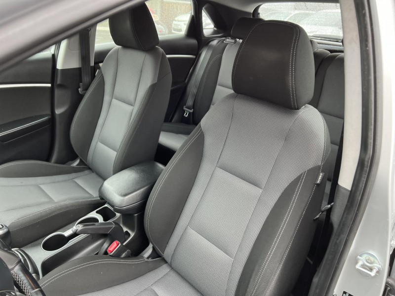 Photo 14 de l'offre de HYUNDAI I30 1.6 CRDI FAP - 110 PACK BUSINESS GPS   CAMERA AR à 10490€ chez Triplo auto