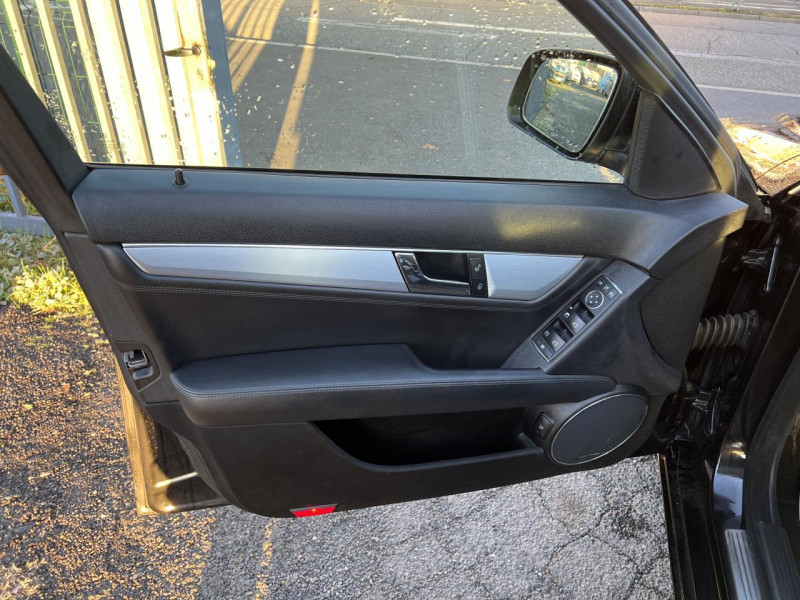 Photo 42 de l'offre de MERCEDES-BENZ CLASSE C 320 CDI 3.0 BVA ELéGANCE  TOIT OUVRANT GPS CUIR à 12490€ chez Triplo auto