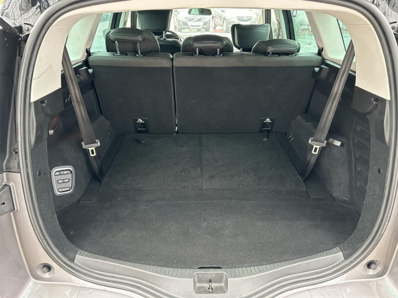Photo 15 de l'offre de RENAULT SCENIC GRAND 7PLACES 1.7 DCI 150 EDC INTENS GPS CAMERA à 23490€ chez Triplo auto