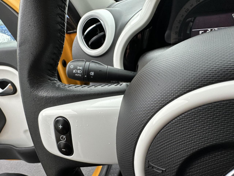 Photo 21 de l'offre de RENAULT TWINGO 0.9 TCE - 95 BVA INTENS CLIM   REGULATEUR DE VITESSE à 15990€ chez Triplo auto