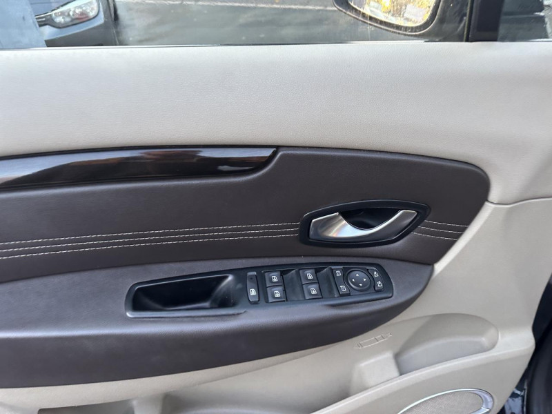 Photo 41 de l'offre de RENAULT SCENIC GRAND 1.9 DCI FAP - 130 7PL EXCEPTION GPS   CLIM à 9490€ chez Triplo auto