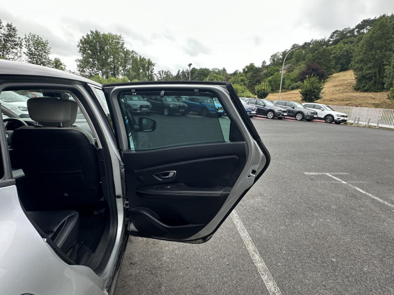 Photo 34 de l'offre de RENAULT SCENIC 1.7 BLUE DCI - 150 BVA INITIALE PARIS GPS   CAMERA AR   ATTELAGE à 20990€ chez Triplo auto