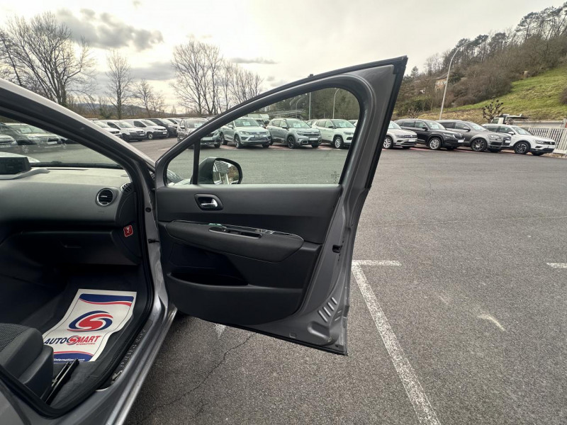 Photo 33 de l'offre de PEUGEOT 5008  1.6 HDI S&S - 120 - BV EAT6 - 5PL  ALLURE GPS   TOIT PANORAMIQUE   RADAR AR à 12990€ chez Triplo auto