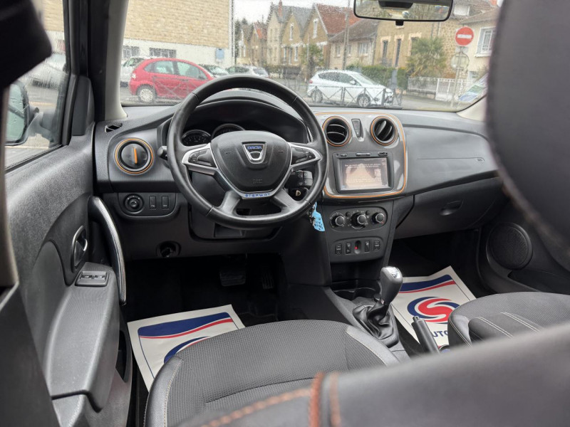 Photo 22 de l'offre de DACIA SANDERO 0.9 TCE - 90 BVA STEPWAY GPS   CLIM   RADAR AR à 12490€ chez Triplo auto