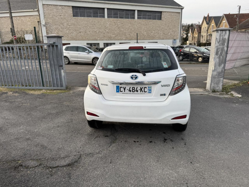 Photo 4 de l'offre de TOYOTA YARIS HYBRIDE 100H - BVA DYNAMIQUE GPS   CAMERA AR   CLIM à 9990€ chez Triplo auto