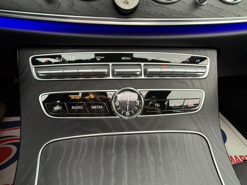 Photo 22 de l'offre de MERCEDES-BENZ CLASSE E E 220 D - BVA AMG LINE GPS   CAMERA AR   TOIT OUVRANT  à 34990€ chez Triplo auto