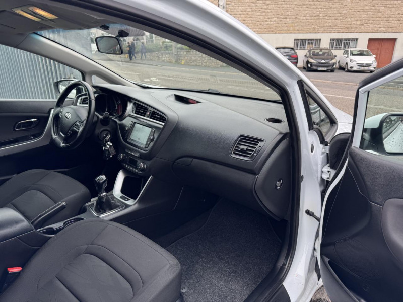 Photo 14 de l'offre de KIA CEE D PRO CEED 1.6 CRDI - 136 S&S GPS   CAMERA AR à 9490€ chez Triplo auto