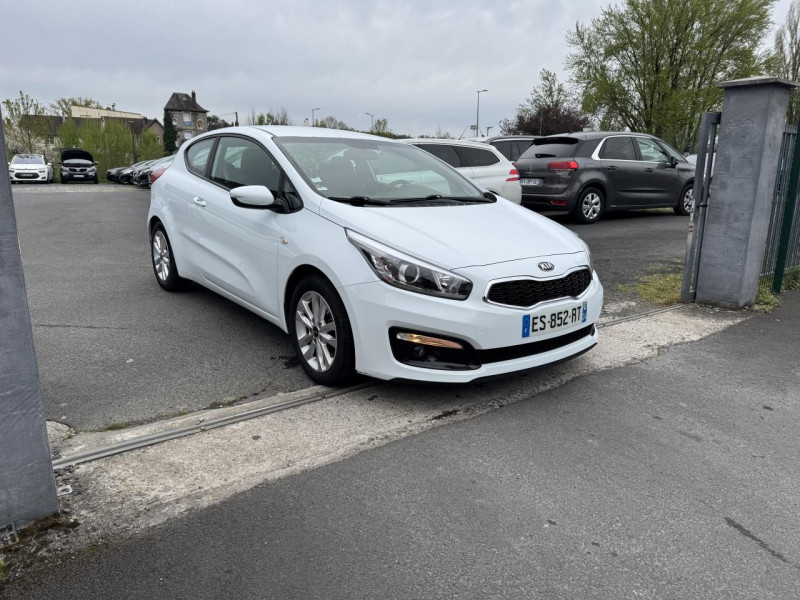 Photo 7 de l'offre de KIA CEE D PRO CEED 1.6 CRDI - 136 S&S GPS   CAMERA AR à 9490€ chez Triplo auto