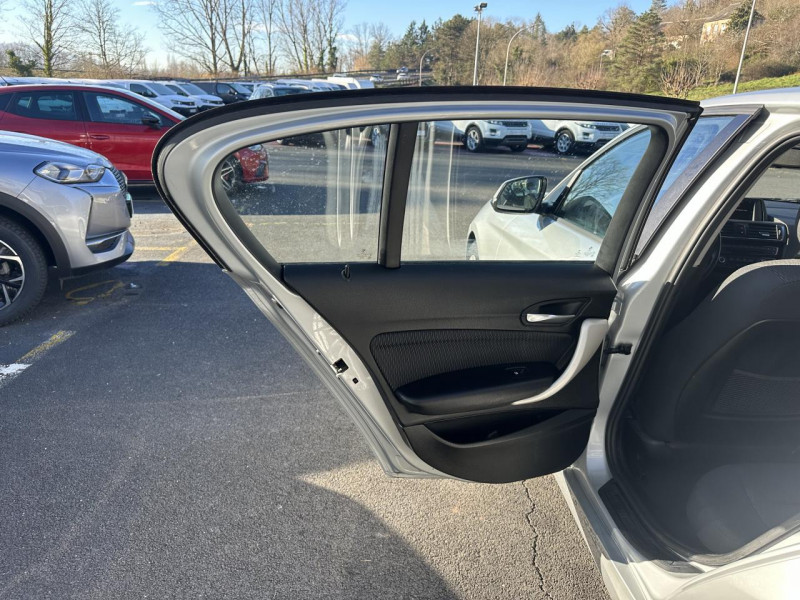 Photo 29 de l'offre de BMW SERIE 1 120D XDRIVE - BVA  URBANCHIC CLIM   RADAR AR à 16490€ chez Triplo auto