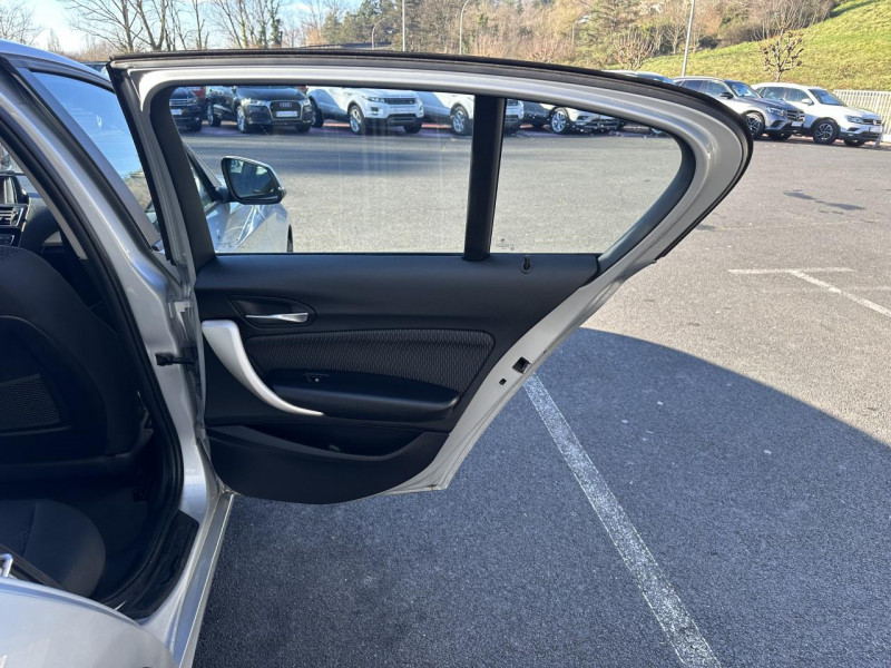 Photo 31 de l'offre de BMW SERIE 1 120D XDRIVE - BVA  URBANCHIC CLIM   RADAR AR à 16490€ chez Triplo auto