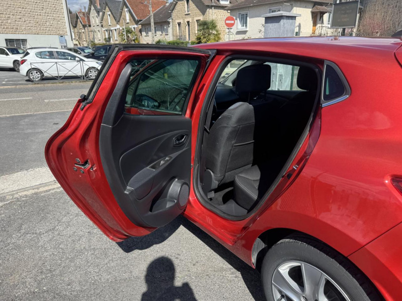 Photo 18 de l'offre de RENAULT CLIO 1.2 TCE - 120 BVA INTENS GPS   CLIM   RADAR AR à 9990€ chez Triplo auto