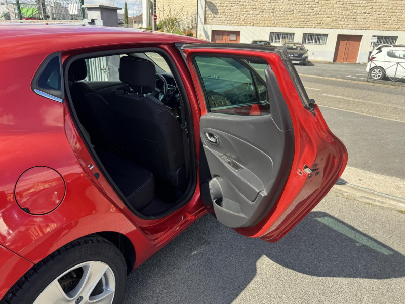 Photo 12 de l'offre de RENAULT CLIO 1.2 TCE - 120 BVA INTENS GPS   CLIM   RADAR AR à 9990€ chez Triplo auto