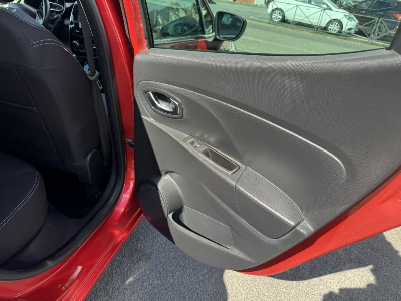 Photo 13 de l'offre de RENAULT CLIO 1.2 TCE - 120 BVA INTENS GPS   CLIM   RADAR AR à 9990€ chez Triplo auto